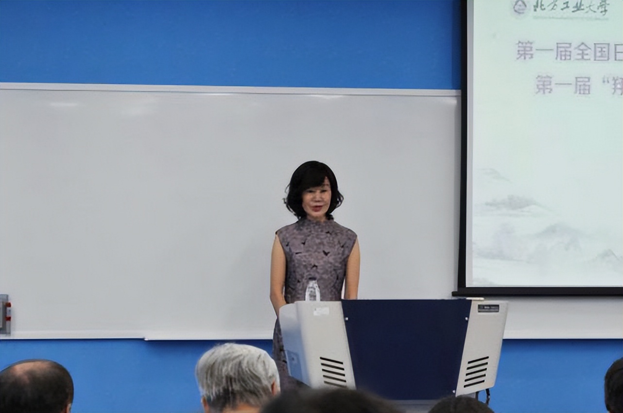 女副校长沉迷美容被开除,女校长拿公款整容