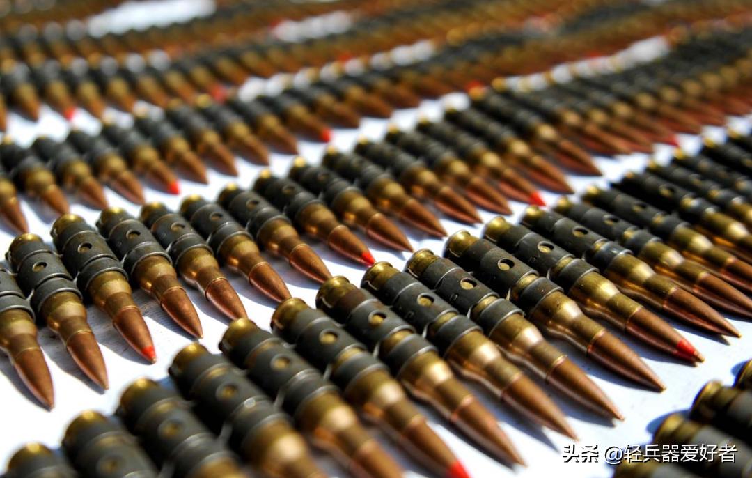 真实战场上的重机枪,轻机枪手能携带多少子弹