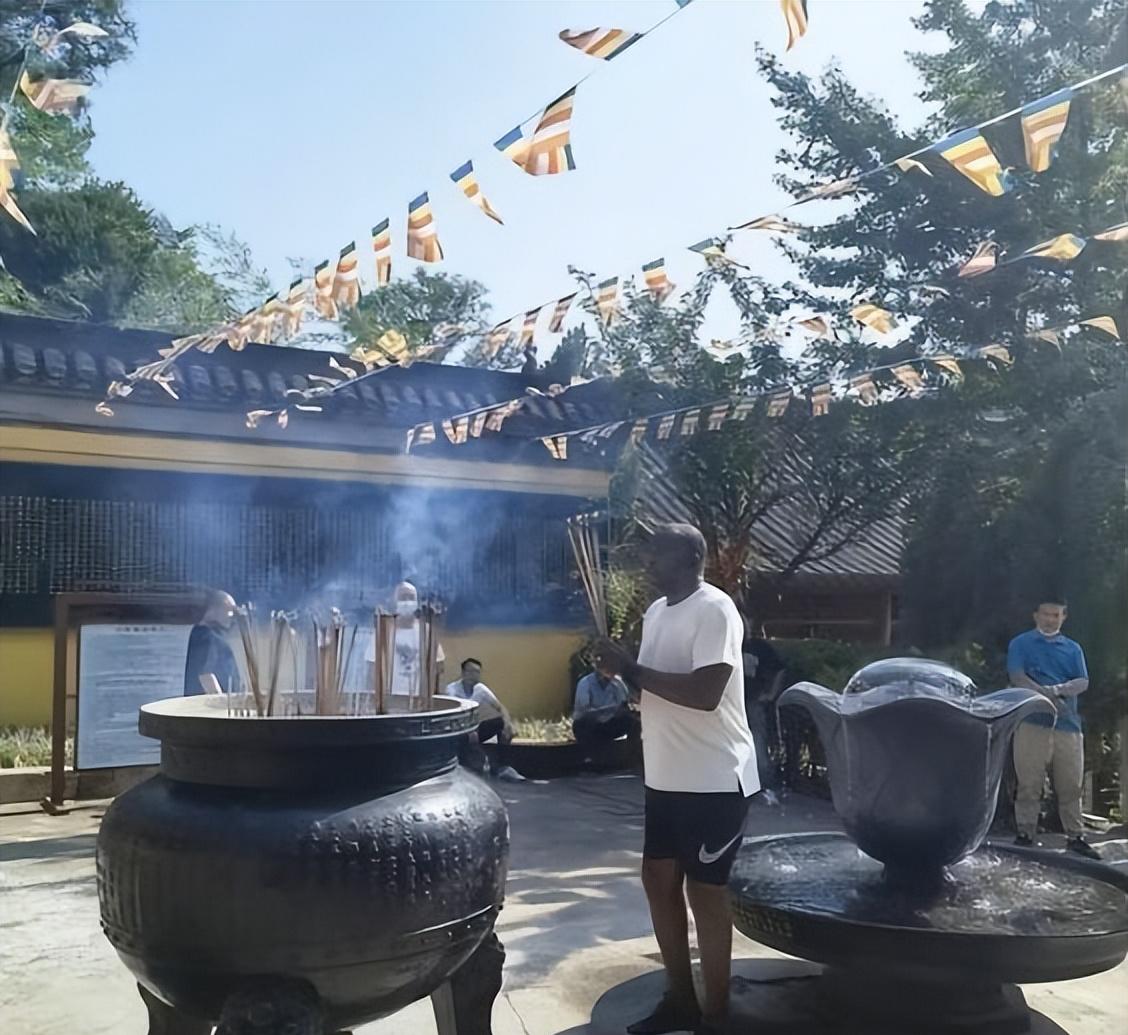 能笑岔气!国安主帅“烧香拜佛”,球迷评论十分经典,高手在民间