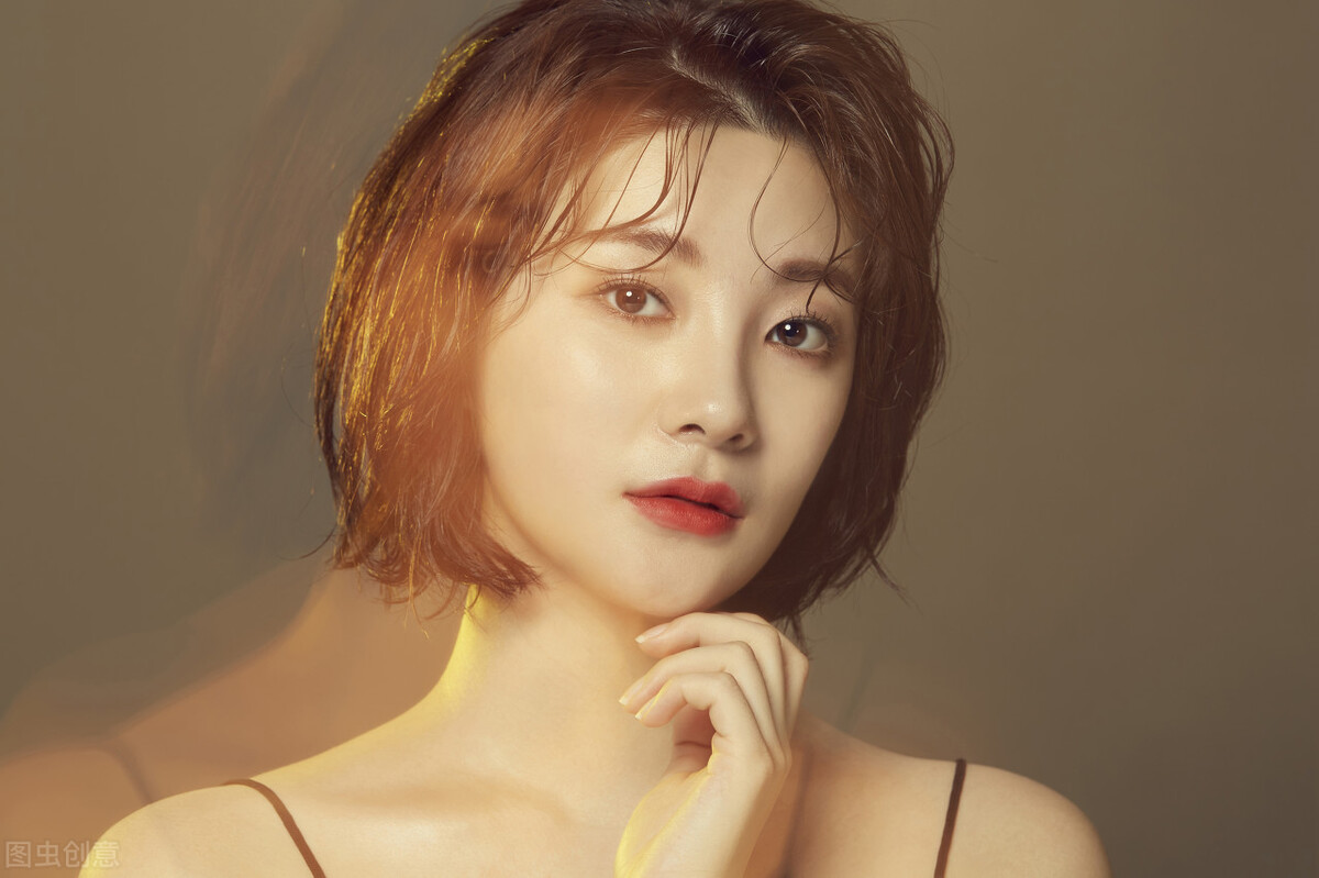 她是当代白富美，却一朝穿越成名震京城的绝世丑女，受尽各种欺凌