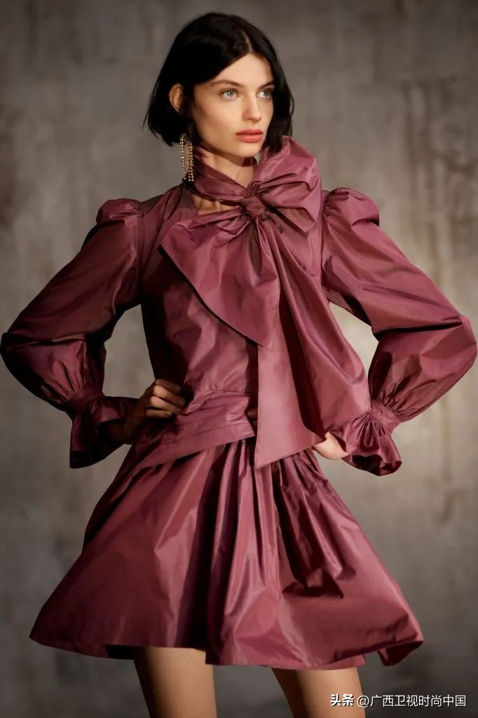 超大纱蝴蝶结怎么搭配,两个小蝴蝶结怎么搭配甜美