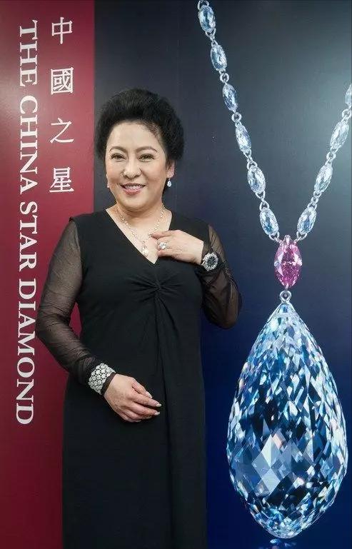 “清醒富婆”向太：8000万买钻石项链还嫌便宜，奖励儿媳上亿别墅