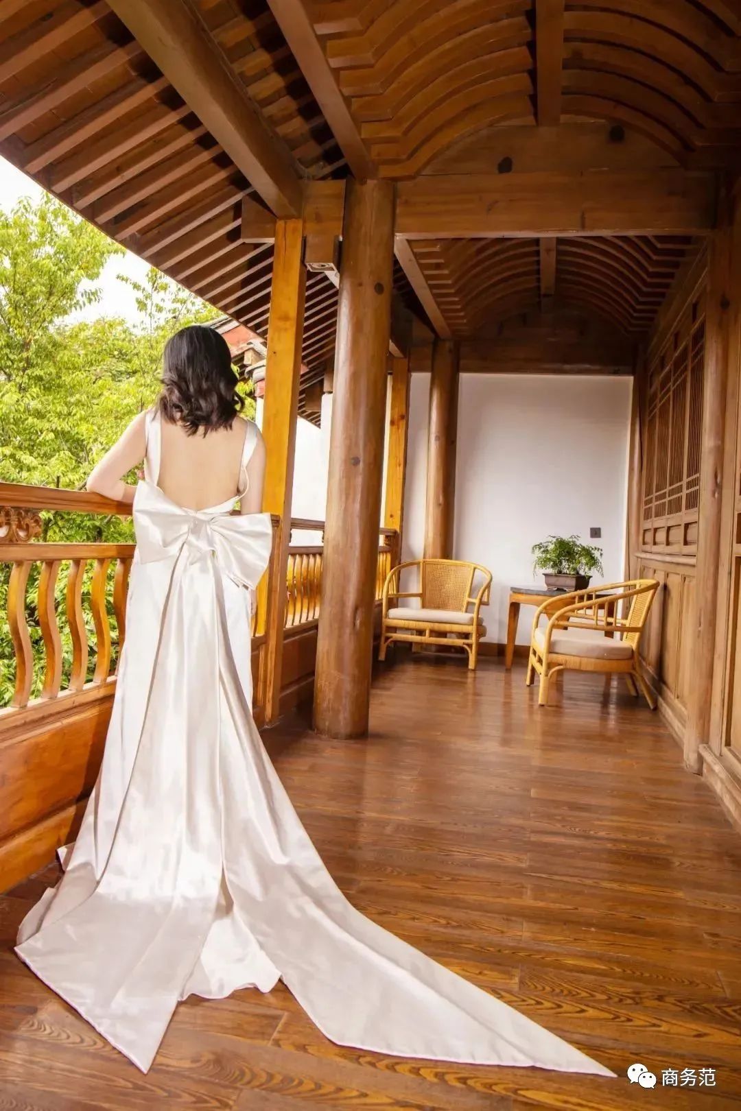 孟晚舟穿的白色连衣裙是什么品牌,孟晚舟同款连衣裙大码