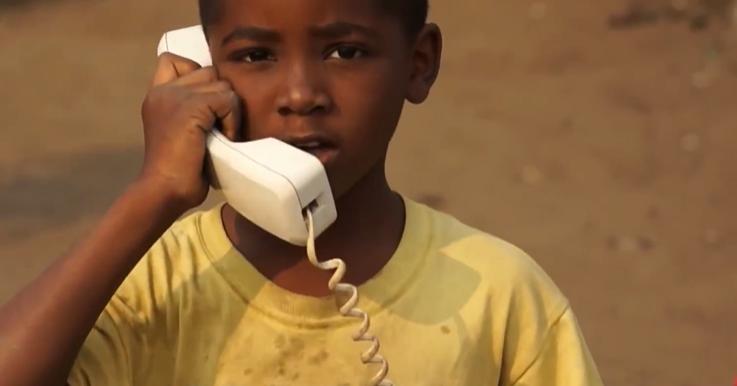 非洲穷人*款贷**20万买名牌，饿得吃树叶，也要买4万的鞋子出门显摆