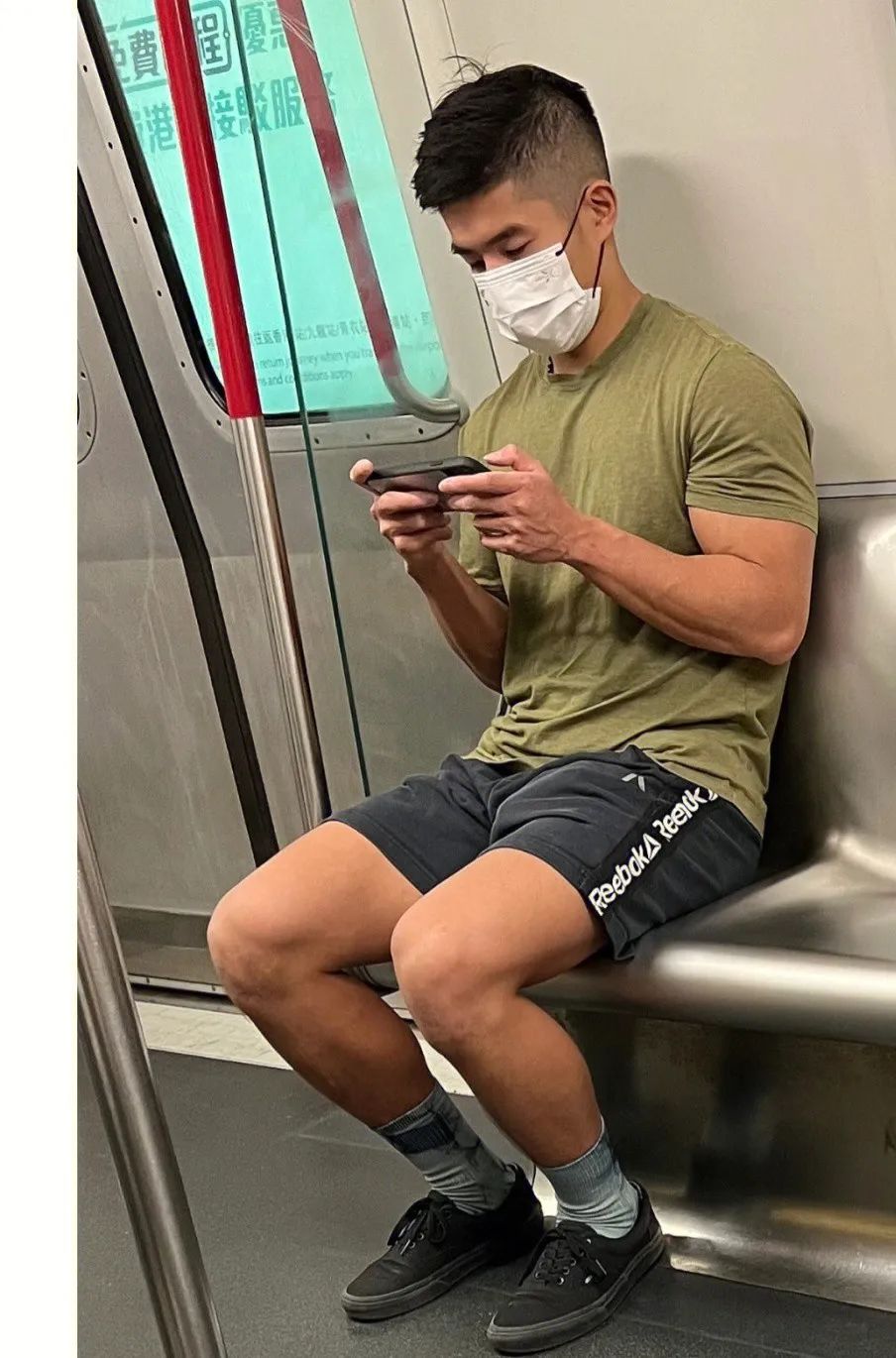 网友在路上拍到高中生,网友拍下地铁上一幕