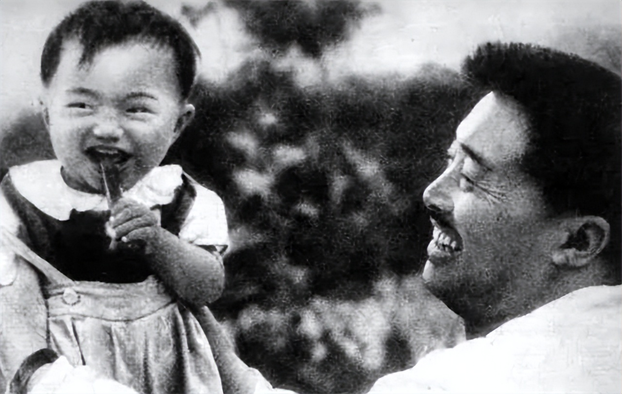 2001年贺鹏飞因突发心脏病去世，母亲盯着遗体发呆，重复说一句话