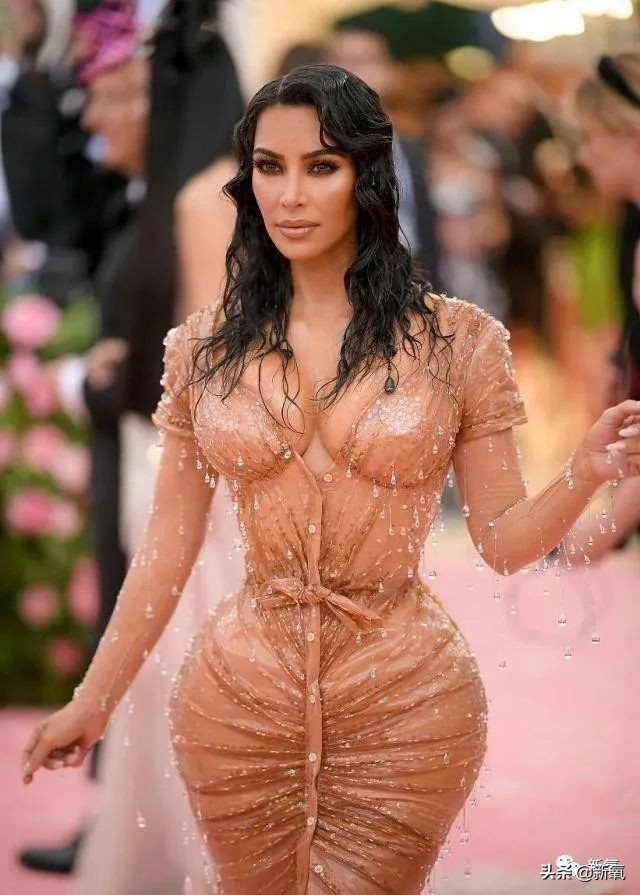 好拽！从贫民窟到顶奢代言人，骂卡戴珊是学人精…