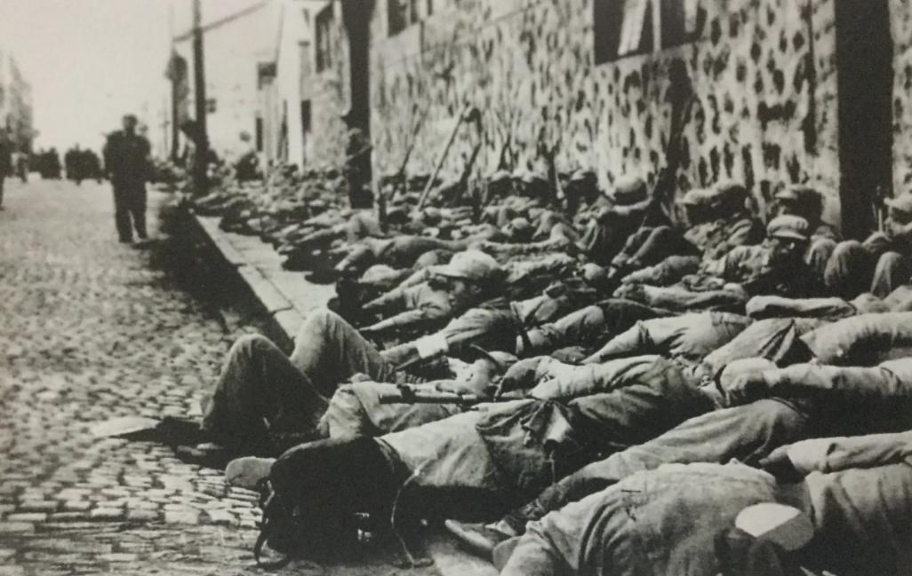 1955年，蒋介石指着十大元帅名单，对宋美龄苦笑：这个人太厉害了