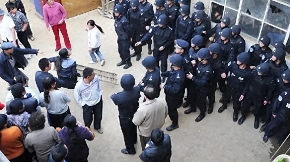 南宁一摊贩被殴打后晕倒处理结果,小伙吃路边摊昏迷不醒