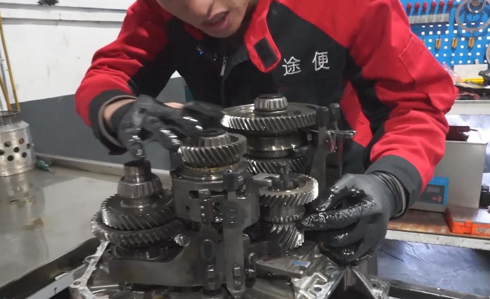 比亚迪秦80变速箱故障，行驶中异响，轴承损坏，修修贵不贵