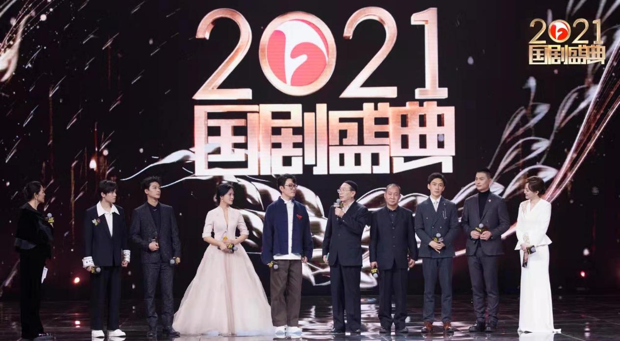 主持春晚13载，和董卿上演回忆杀，用4张白纸“骗”了观众30年