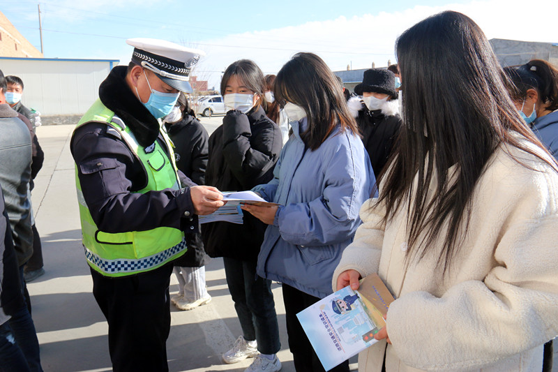 【平安春运交警同行】民勤公安交警走进运通驾校开展春运交通安全及“一盔一带”冬季交通安全宣传活动
