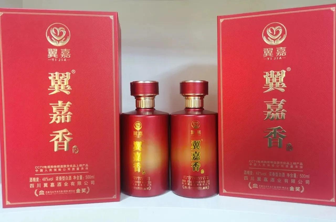 杰出企业家杨涛大爱感动商会会员，一小时抢购“爱心酒”50万！