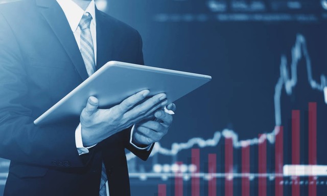 雇员、自雇和企业家：财富创造的道路与风险。