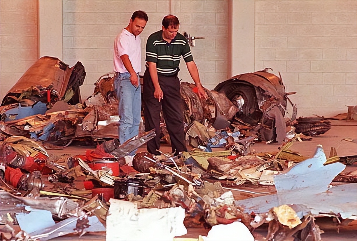 瓦卢杰航空592号班机空难分析,瓦卢杰航空592号班机事故