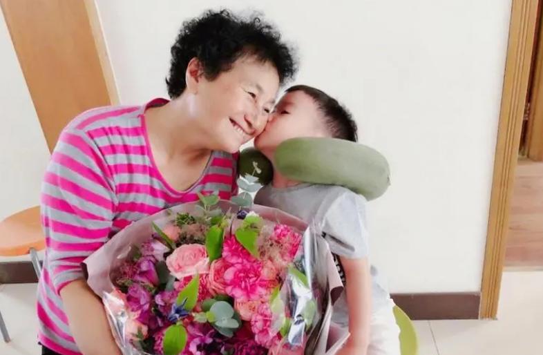 吴京：实现父亲的两个心愿，将脑血栓父亲当孩子疼