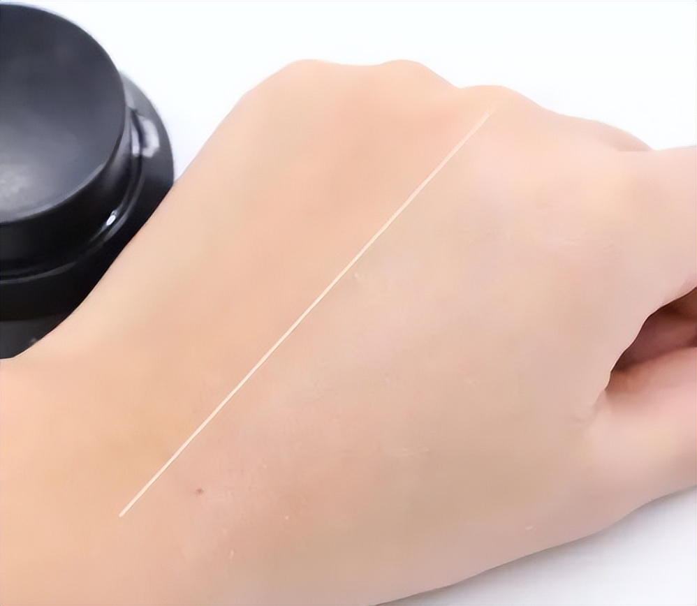 上完粉底液鼻子上有白点,涂粉底液后毛孔有白点点