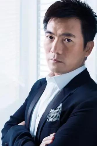 黄健翔前妻是端盘子的吗,足球解说员黄健翔现任妻子