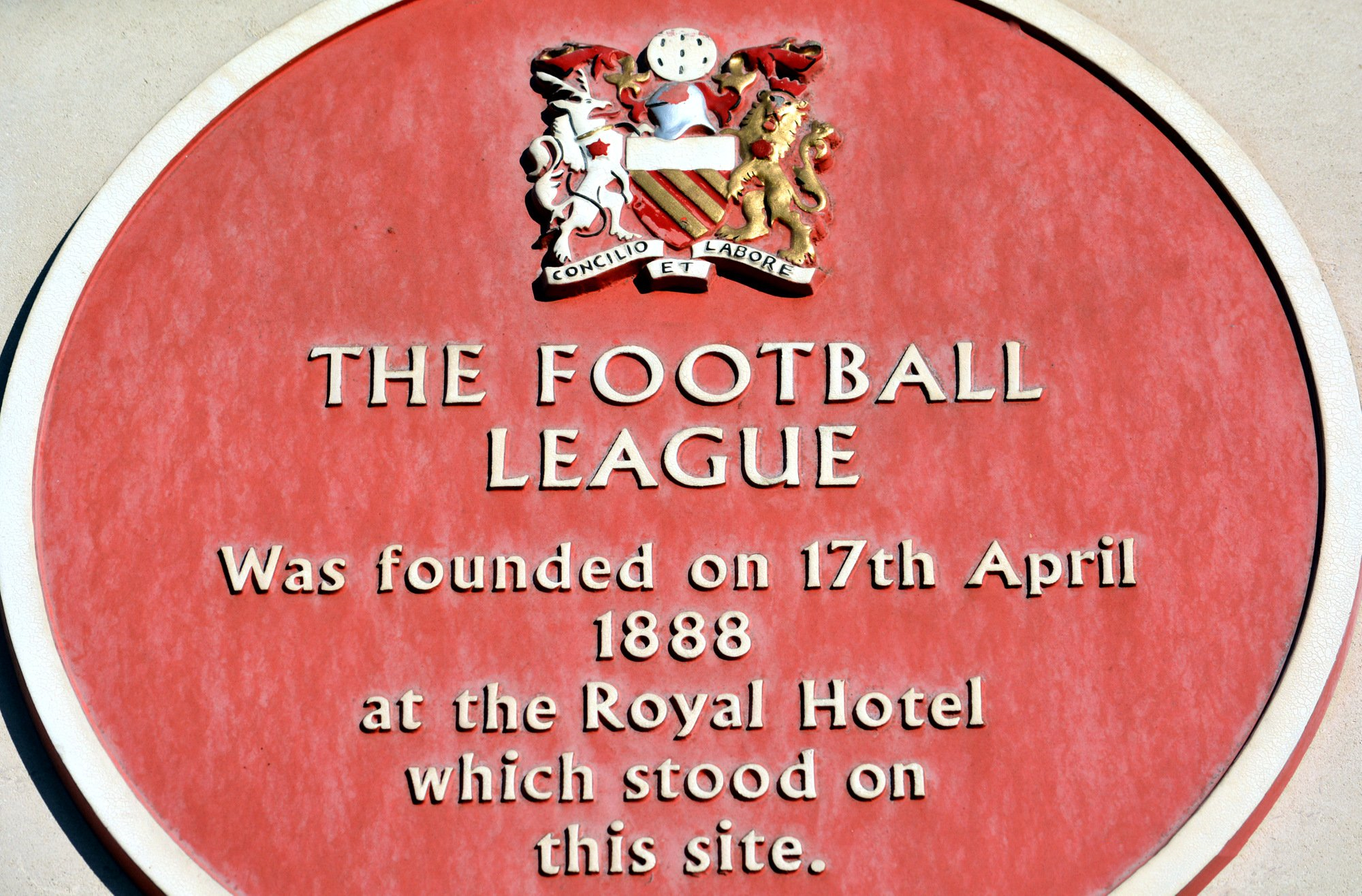 职业足球运动员是指,职业足球运动员是哪个大学