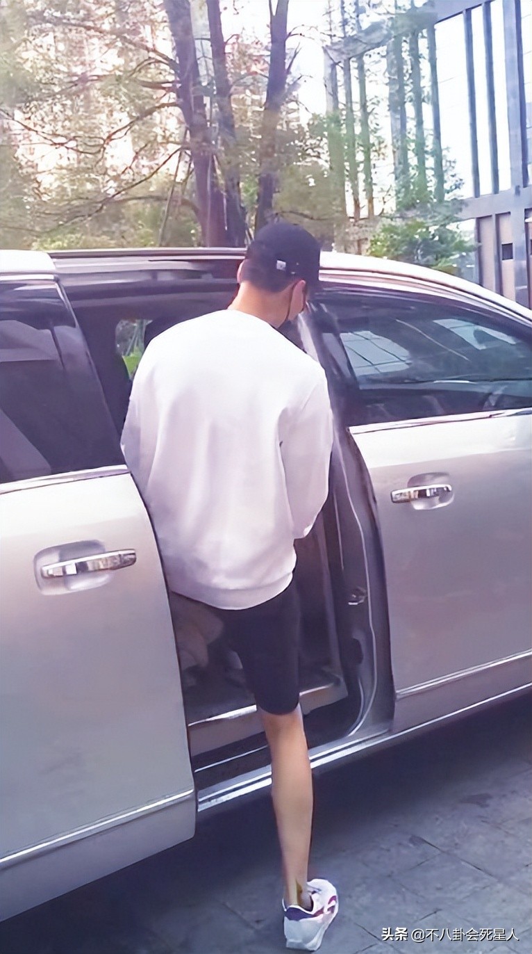 长腿、细腰、翘臀，女星拼命想要的身材，咋就长在了这些男星身上