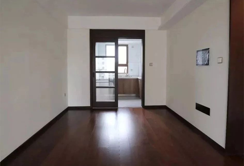 白墙泥点怎么去除,白墙钉子修补方法