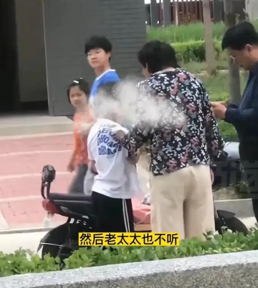霸道惯了？老太太小区殴打10岁男童，疑是退休老师，老伴是公务员