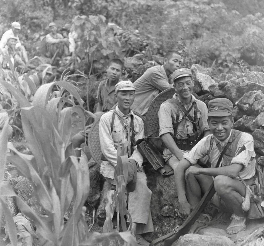 30张罕见晚清照:女子躺炕上欲仙欲死,骑跨在男子头上的洋人女子