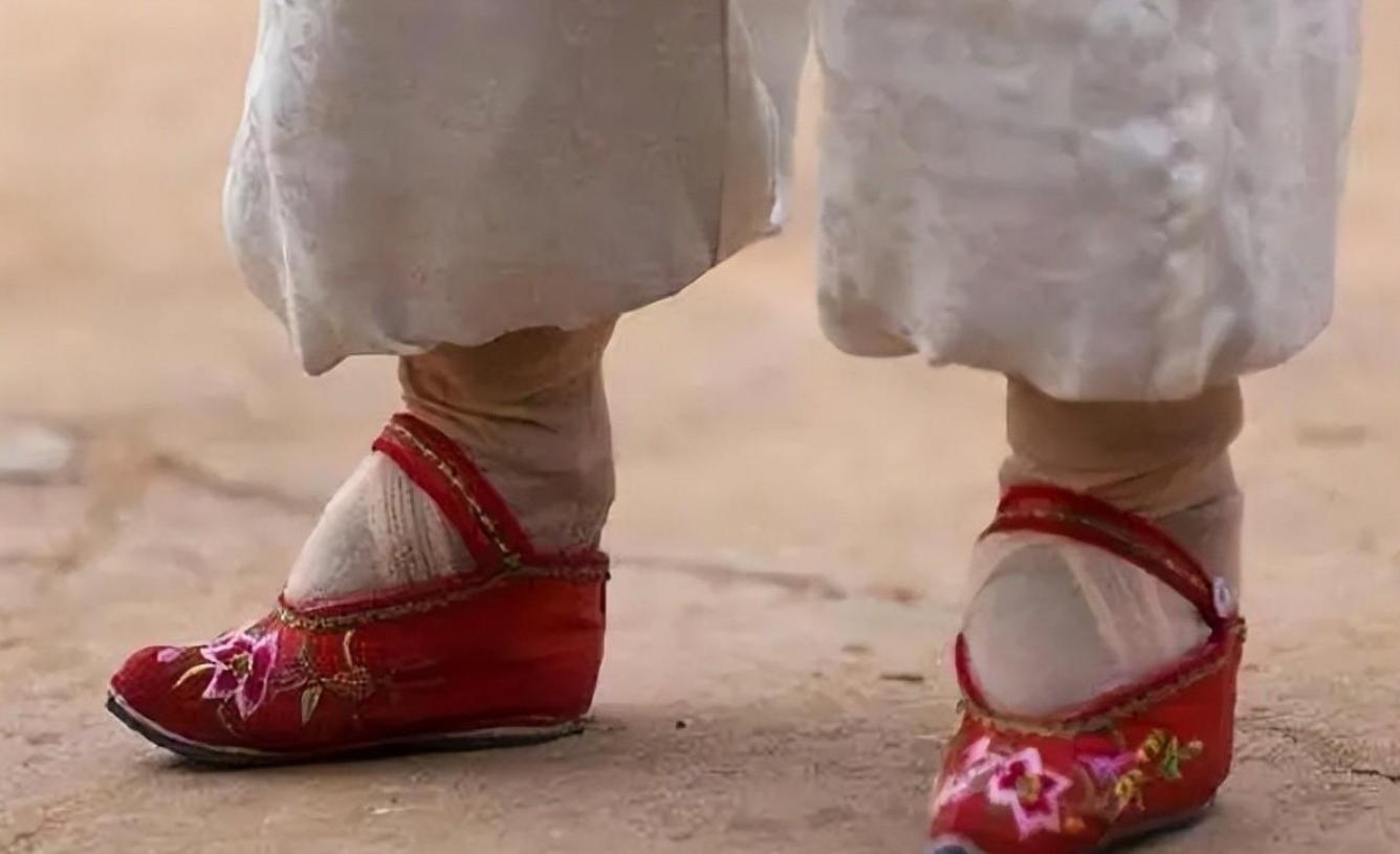 封建社会女人为什么裹小脚,封建时期女性裹小脚的影响