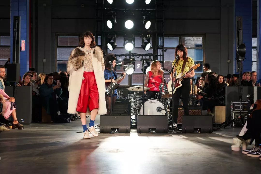 Coach用三条线索，带你穿越回纽约的八零年代。