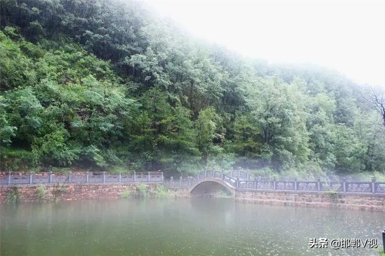 人间仙境七步沟,雨后天边云雾缭绕宛如人间仙境