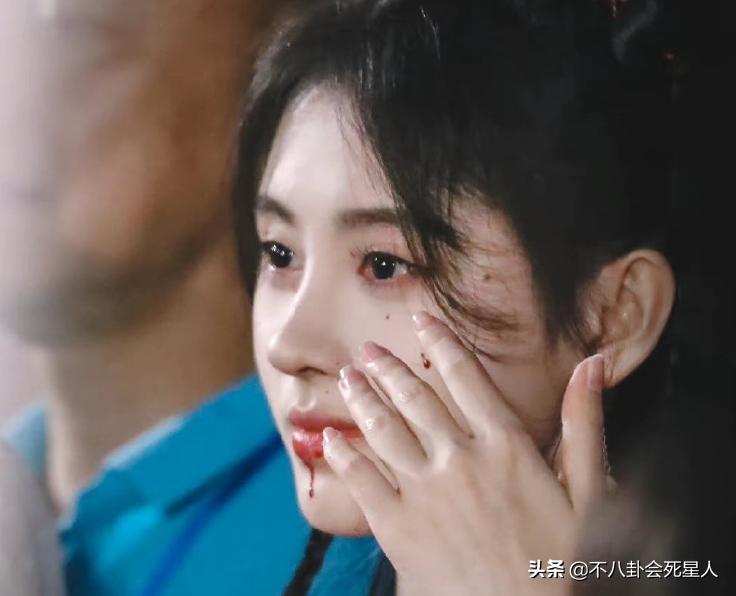 鞠婧祎8大离谱妆容：吐血不敢弄花半永久妆，守丧也要浓妆涂红唇