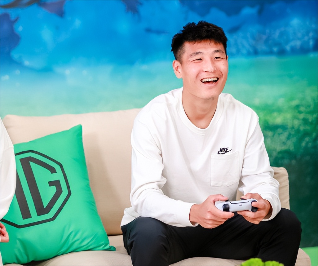 国足太太团斗艳美如画,国足太太团真实身材