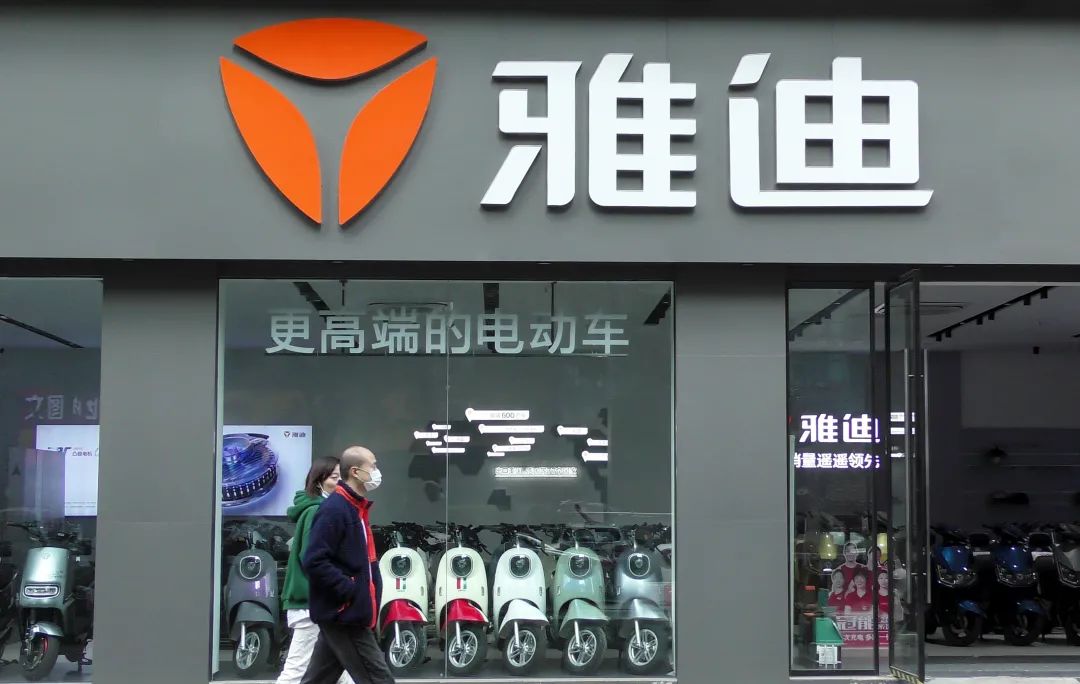 雅迪小金果和爱玛小电驴哪个好,雅迪爱玛决战高端“小电驴”