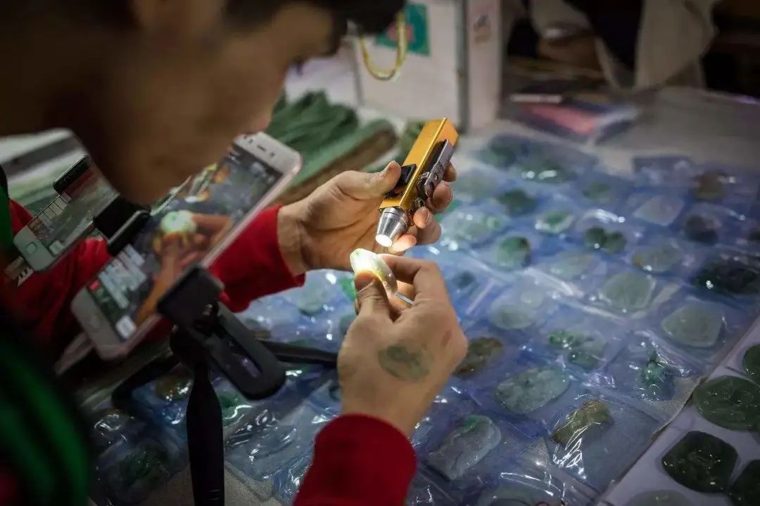 翡翠直播间骗术,翡翠直播间切原石被骗怎么办