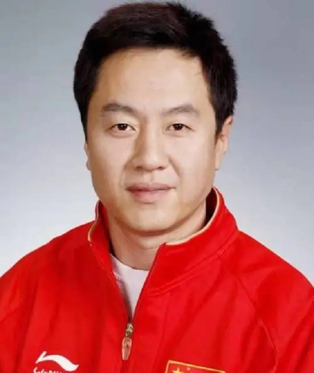 女乒教练施之皓，开除世界冠军郭跃引争议，娶小22岁弟子重回上海