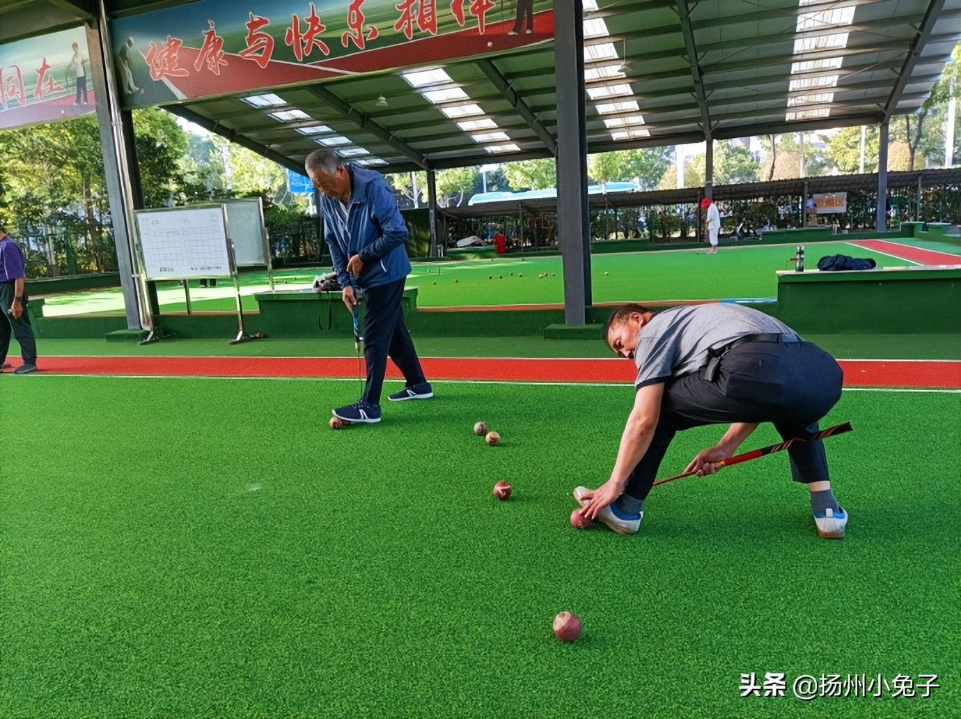 球场上英姿飒爽球场下努力学习,球场上奋勇拼搏