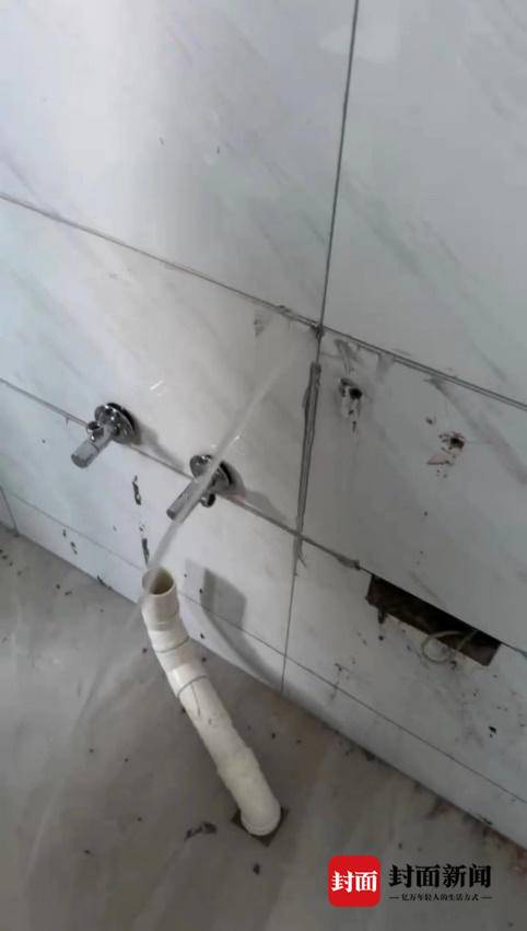 洗手间墙上插座渗水,精装修的房子楼上卫生间渗水