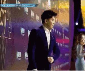 明星红毯假摔事件,明星红毯假摔倒抢镜