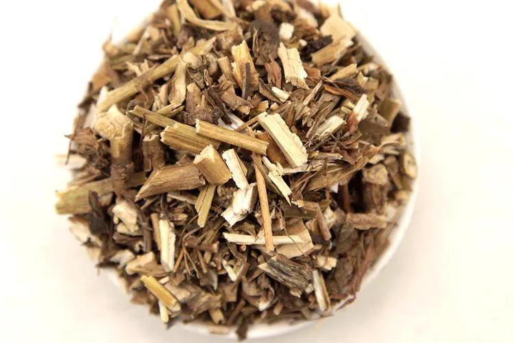 俗称“脚气草”，自带一身的陈败豆酱气，这种药材为何饱受争议？