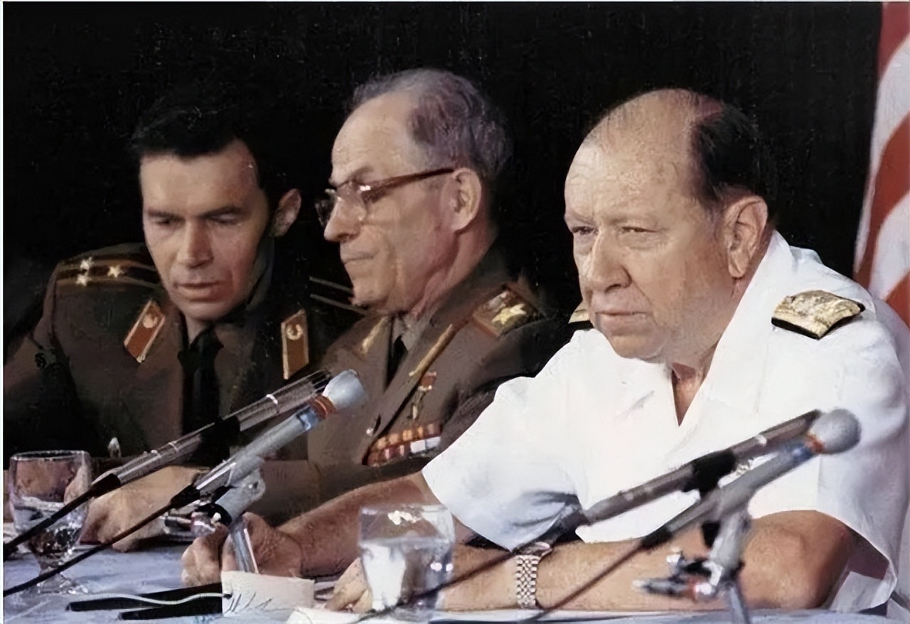 91年苏联解体，苏联元帅坐在窗台前自缢，留下的5封遗书道尽绝望