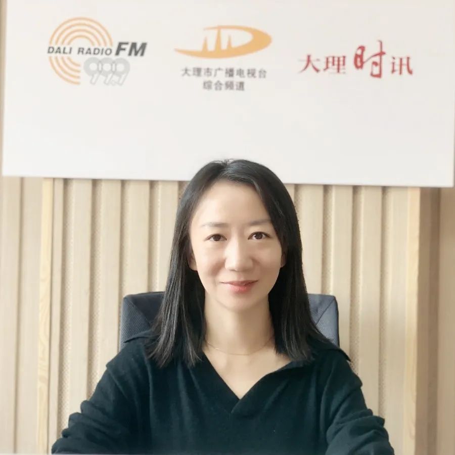 父母多陪伴幼儿语言发育,城市一年级孩子家长教育方法