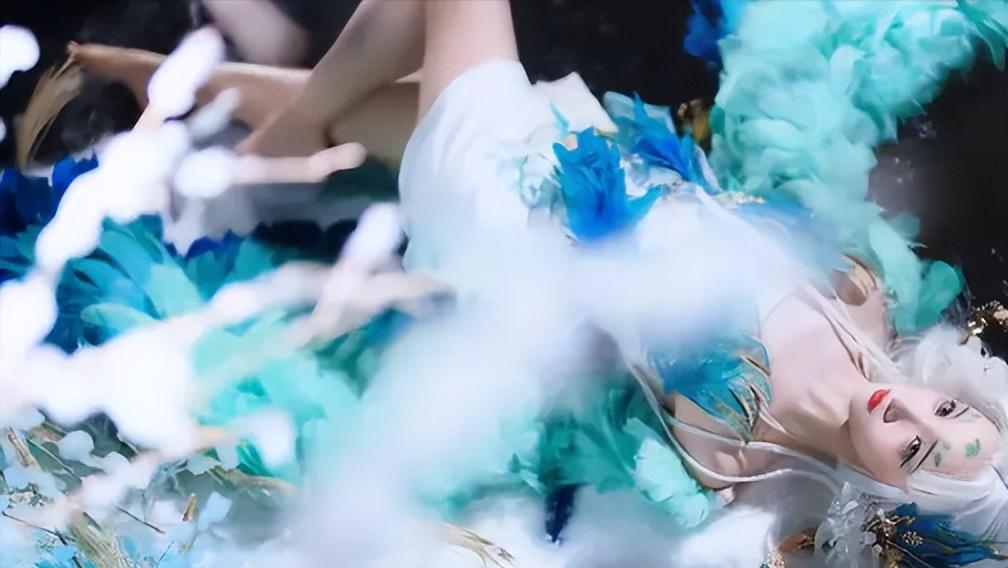 娇小女Coser好大口气，自语不能盯看三秒，向国家级舞者发起挑战