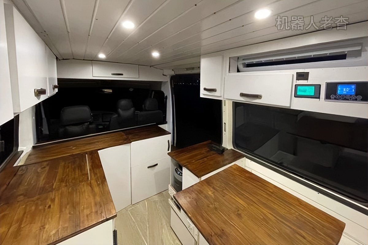 行进的灰金刚,依维柯宝迪改装房车上路了,小专车这样设计旅居车