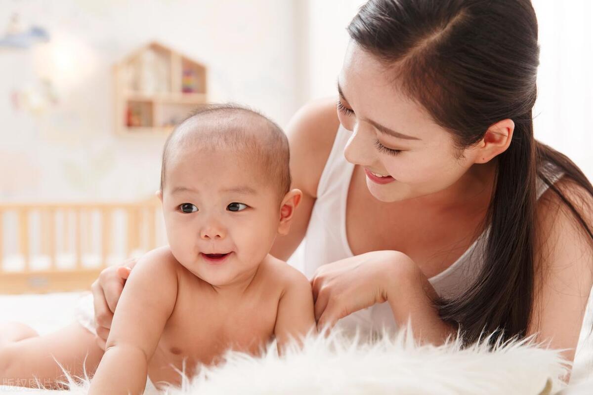 宝宝为什么会乳头内陷，能用手挤压吗？