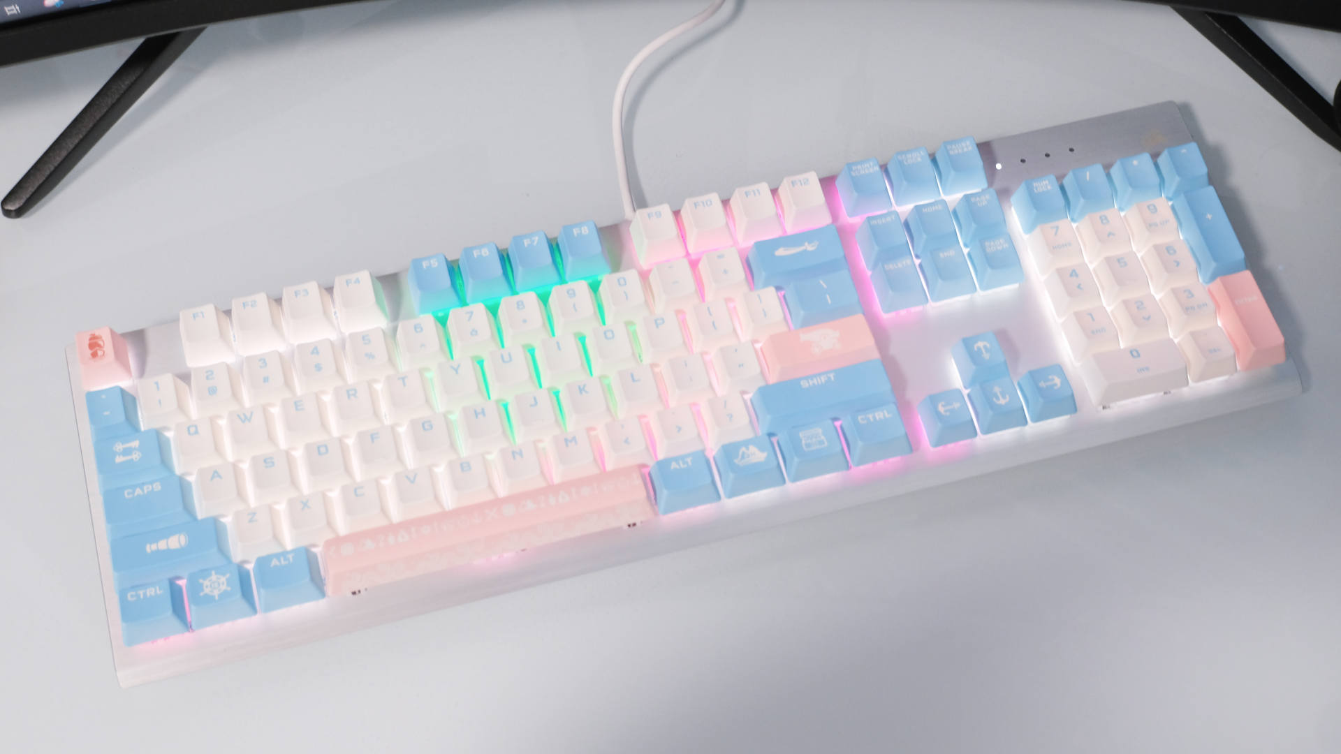 CHERRYMV轴用起来是什么样的体验？美商海盗船微甜之空RGB键盘