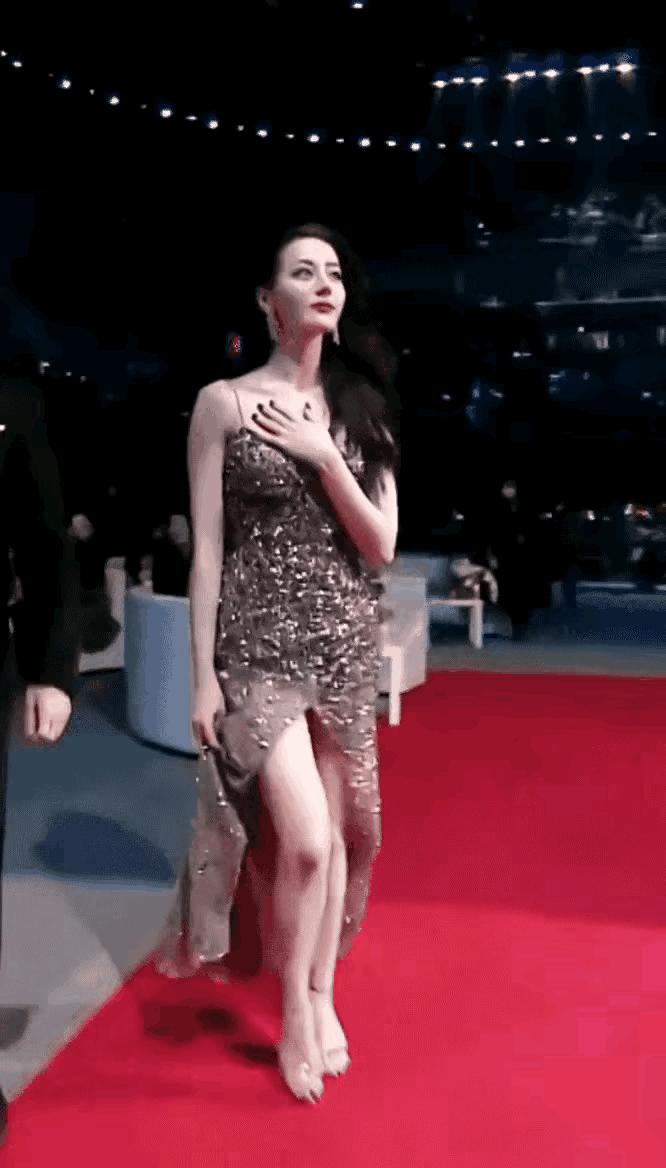 女性是否拥有捂衣自由？金星：穿了就大大方方地露出来