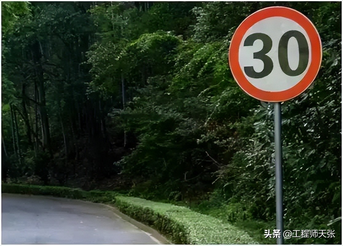 突发！重庆两车相撞，货车冲上便道致1死5伤，时速30公里能伤人？