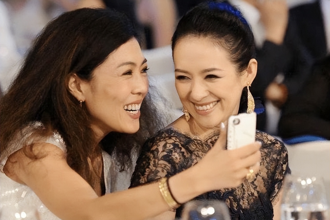 “花钱如流水”唐嫣：一个手机壳价值四万，她为何频穿假货走秀？