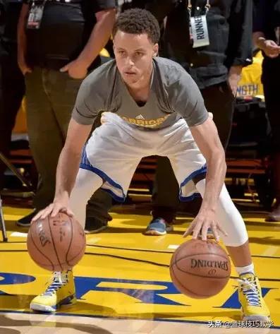 库里教你如何双手运球训练,如何更好练习库里胯下运球