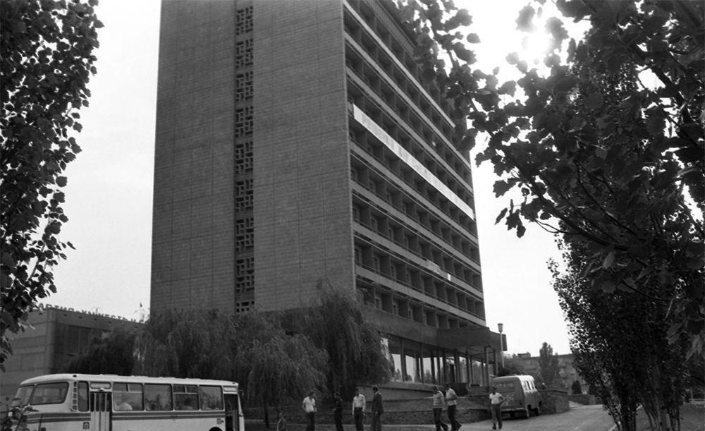 亚速钢铁厂有多少职工,亚速钢铁厂工人